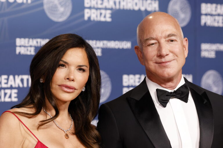Drones e intercomunicadores inteligentes: Bezos se viste de guardia de prisión en EE.UU.