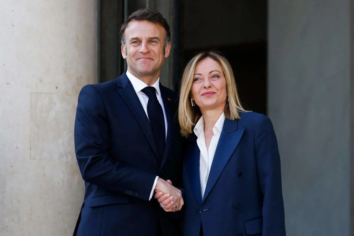 Le Figaro también elogia a Meloni: «Italia es un modelo de estabilidad, Francia está sumida en el caos».